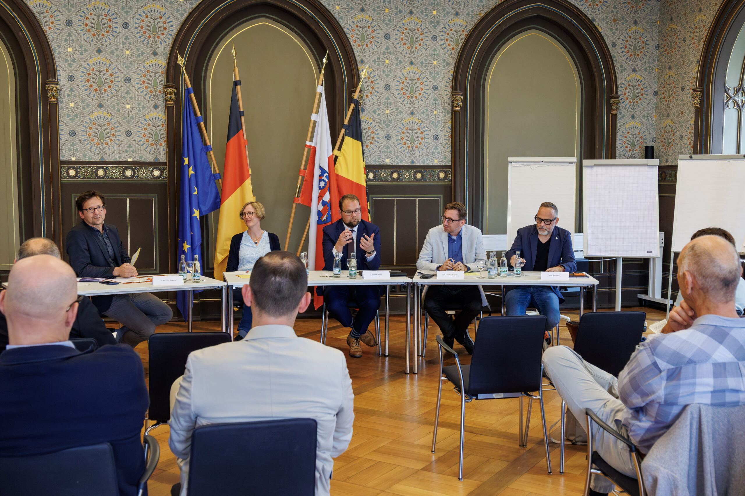 „Kommunale Verantwortung in bewegten Zeiten“: Demokratische Resilienz vor Ort stärken – nur wie?
